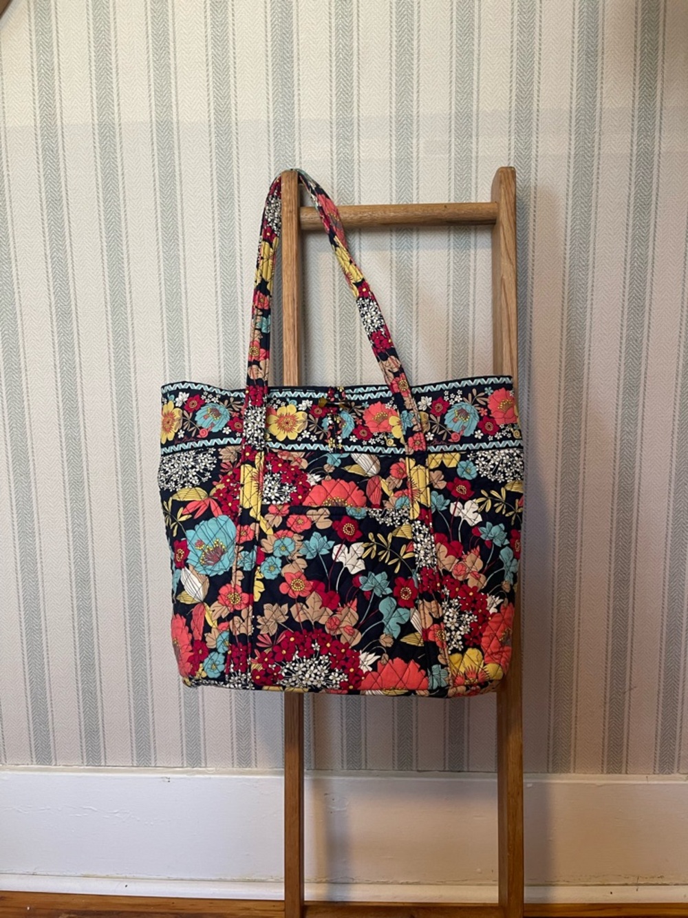 SOLD🚨Vera Bradley Happy Snails Tote (Retired 2011)